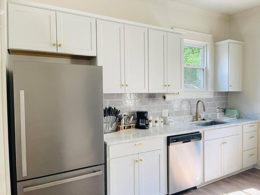Villa Chic Crosstown With Large Fenced Backyard *